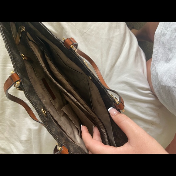 MICHEAL KORS PURSE - Picture 8 of 10